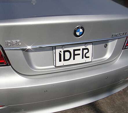 IDFR 1-BW202-06C embellecedor cromado sobre número de tapa de maletero para BMW E60 2003-2009